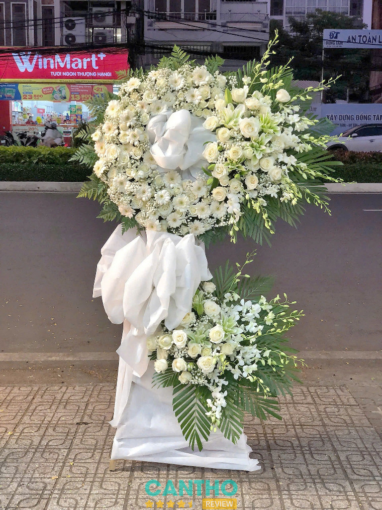 Thanh Flower chuyên làm kệ hoa chia buồn trang nhã tại Cần Thơ