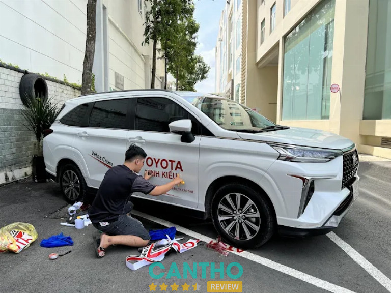 Hồ Trường Hải dán decal xe ở Cần Thơ 