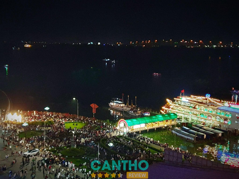 Bến Ninh Kiều – đẹp cả ngày, từ bình minh yên bình, hoàng hôn lãng mạn đến đêm rực rỡ ánh đèn.