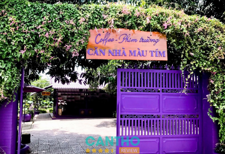 Cổng vào căn nhà màu tím