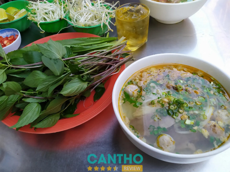 Tô phở nạm béo ngậy tại Phở Dành Cần Thơ