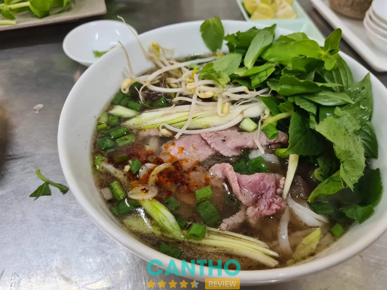 Tô phở bò đa dạng topping tại Phở Minh Cần Thơ