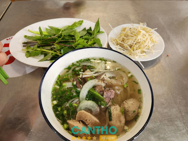 Tô phở bò đầy đặn tại Phở Nhựt Cần Thơ