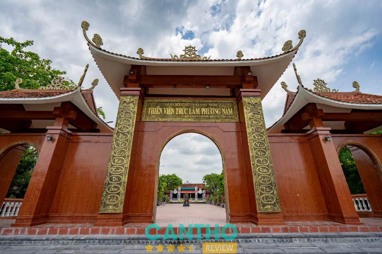Cổng Tam Quan Thiền viện Trúc Lâm Phương Nam