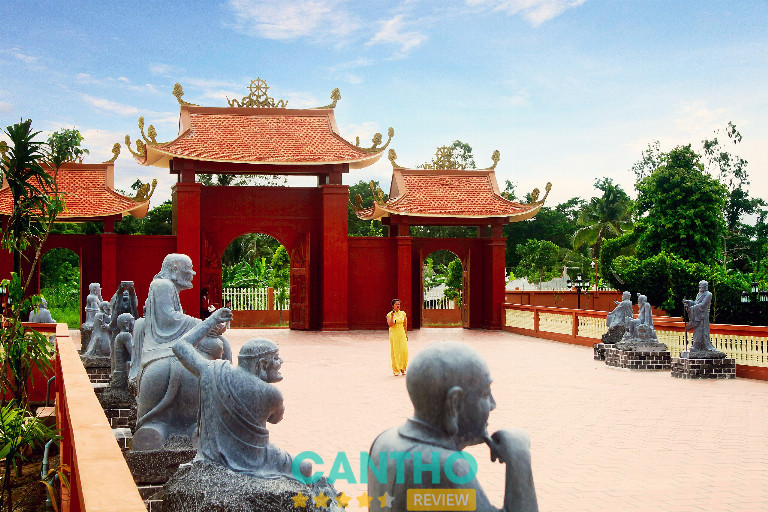 Tượng La Hán sau cổng chính