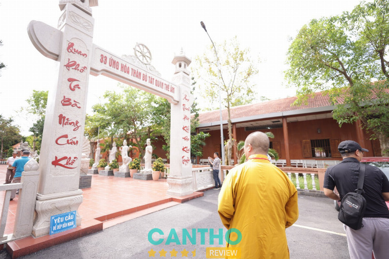 Qua khu vực cổng sau tham quan 33 ứng thân của Quan Âm Bồ Tát