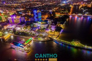 Toàn cảnh Bến Ninh Kiều Cần Thơ lung linh về đêm, với Cầu Tình Yêu hình bông sen và du thuyền trên sông Hậu.