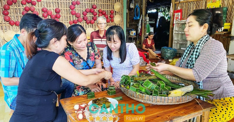 Du khách học cách làm bánh dân gian truyền thống cùng người dân mộc mạc tại khu du lịch cộng đồng Cồn Sơn, Cần Thơ.