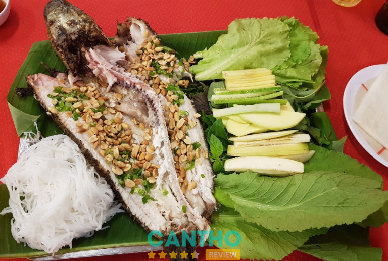 Đặc sản cá lóc nướng trui Cần Thơ, cá nướng rơm thơm lừng, thịt trắng, ăn kèm bánh tráng và mắm me.