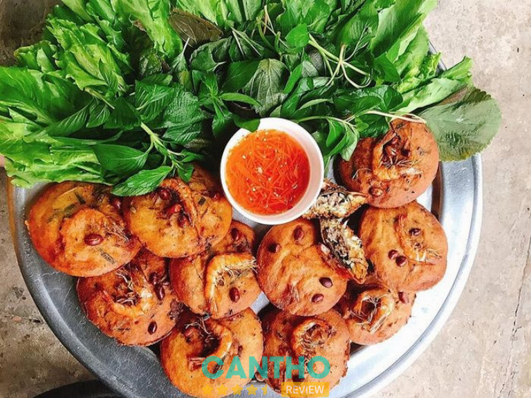 Món ăn vặt Bánh Cống đặc sản Cần Thơ, bánh chiên giòn rụm ăn kèm rau sống tươi và nước mắm chua ngọt.