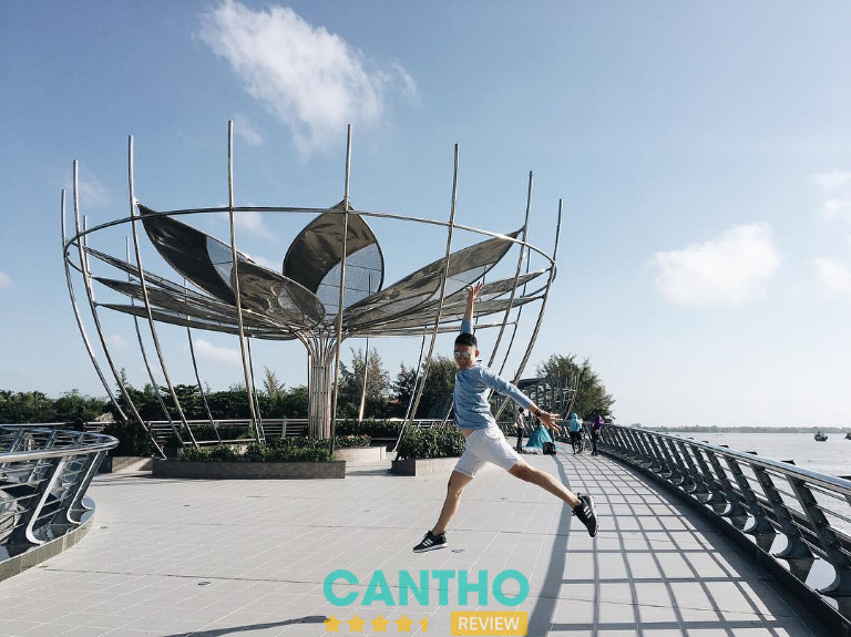Các góc chụp ảnh đẹp tại Cầu đi bộ Ninh Kiều
