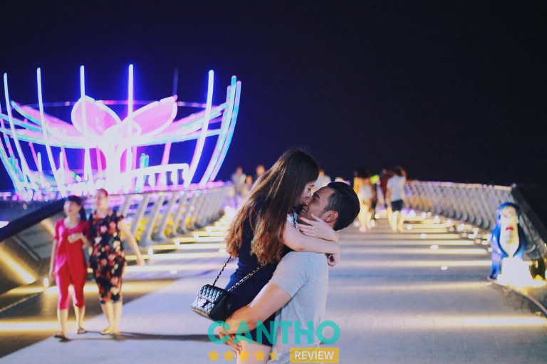 Các góc chụp ảnh đẹp tại Cầu đi bộ Ninh Kiều