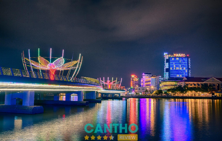 Toàn cảnh Tây Đô Cần Thơ về đêm với Bến Ninh Kiều và cầu đi bộ rực rỡ ánh đèn, thể hiện sự hoa lệ của thủ phủ miền Tây.