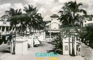 Hình ảnh tư liệu đen trắng về Chợ cổ Cần Thơ xưa (chợ Hàng Dương) với kiến trúc cổ điển.