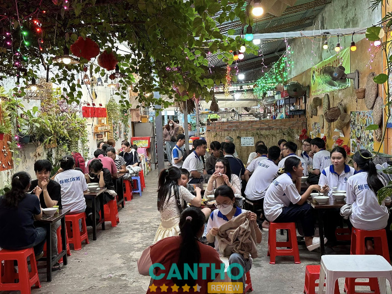 Không gian tiệm Chè Bà Hoàng