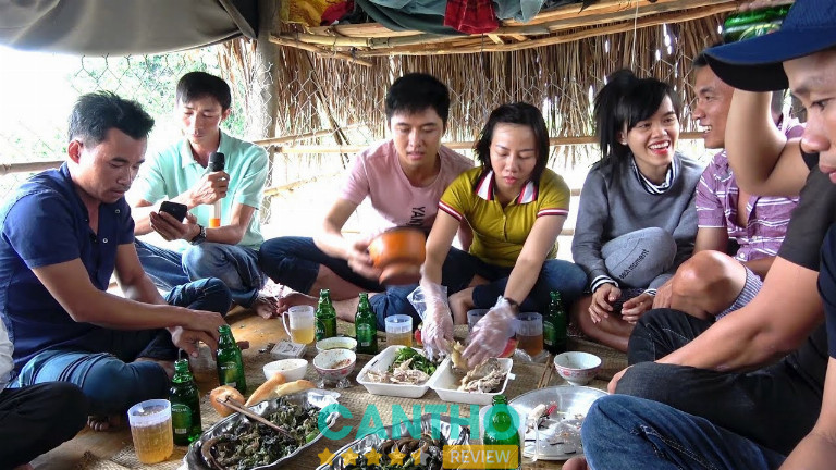 Người dân miền Tây hào sảng tiếp đãi khách bên nhà vườn tại Cần Thơ