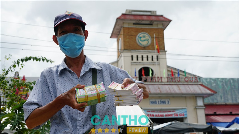 Hình ảnh cụ già bán vé số tần tảo nhưng giàu lòng nhân ái trên đường phố Cần Thơ