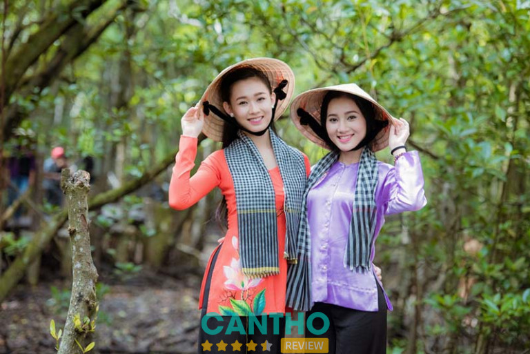 Cô gái Cần Thơ mộc mạc và duyên dáng trong chiếc áo bà ba và khăn rằn truyền thống.