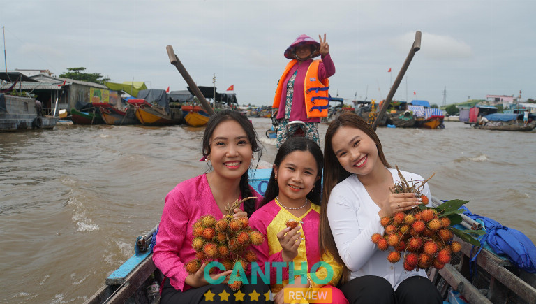 Nụ cười hào sảng của người phụ nữ Tây Đô tại chợ nổi Cái Răng.