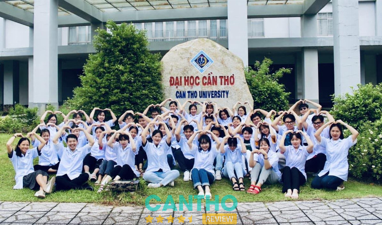 Các nữ sinh viên Đại học Cần Thơ, hình ảnh Người đẹp Tây Đô của thời đại tri thức.