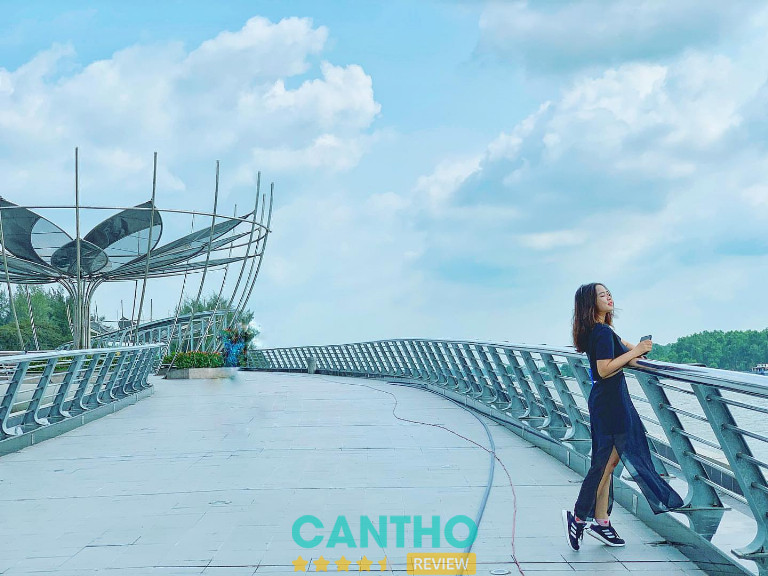 Vẻ đẹp năng động và hiện đại của cô gái Cần Thơ trên cầu đi bộ Ninh Kiều.