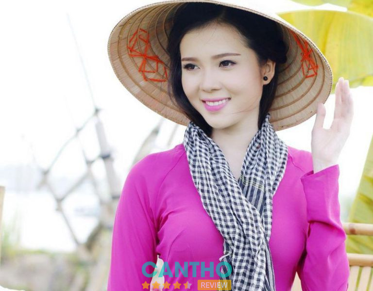 Góc nghiêng duyên dáng của người con gái Tây Đô dưới vành nón lá.