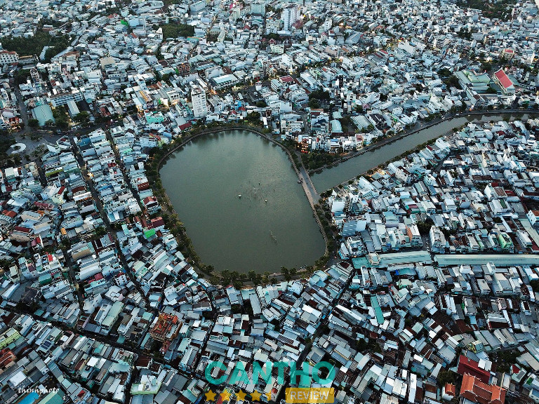 Toàn cảnh Hồ Xáng Thổi Cần Thơ nhìn từ flycam với không gian xanh mát giữa lòng đô thị