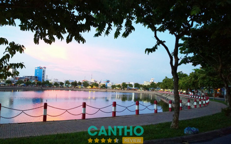 Bờ hồ Xáng Thổi Cần Thơ buổi sáng