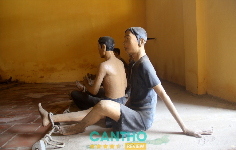 Mô hình tái hiện cảnh tù nhân bị cùm chân tại Khám Lớn Cần Thơ