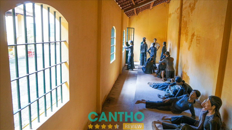 Khu giam giữ chật hẹp trong di tích Khám Lớn