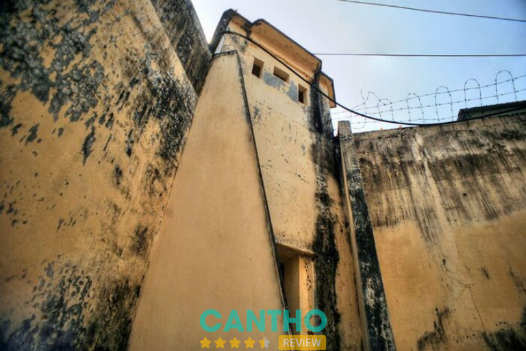 Tháp canh cùng hệ thống tường bao cao, giám sát toàn bộ khu Khám Lớn Cần Thơ