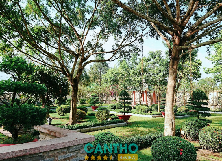 Khuôn viên khu tưởng niệm Thủ khoa Bùi Hữu Nghĩa