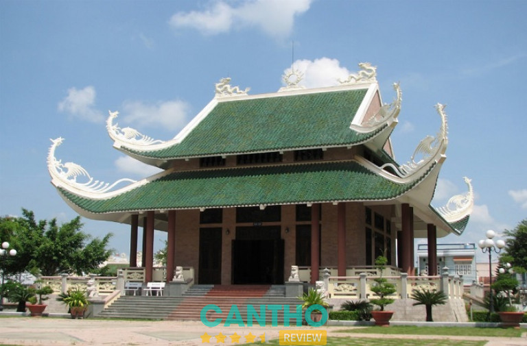 Gian thờ chính khu tưởng niệm Thủ khoa Bùi Hữu Nghĩa