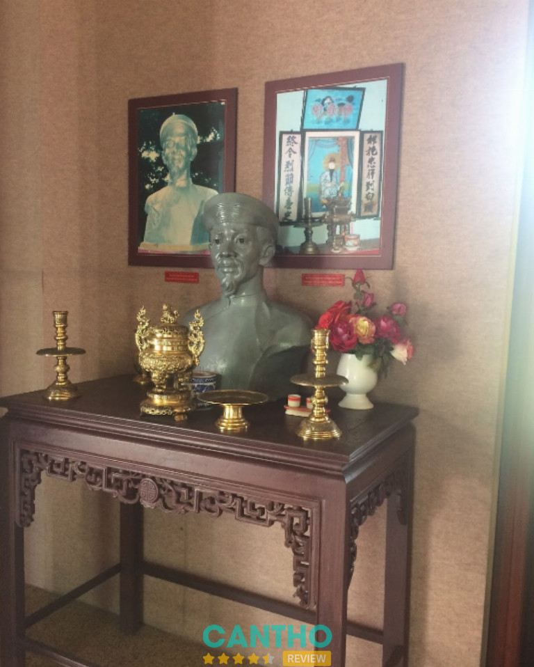 Tượng bán thân của thủ khoa Bùi Hữu Nghĩa