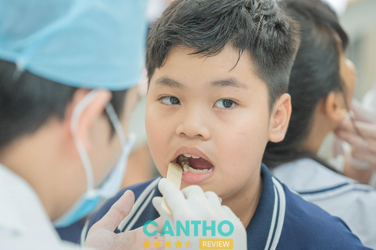 Nha Khoa Thẩm Mỹ ST Dentist khám răng cho bé ở Cần Thơ