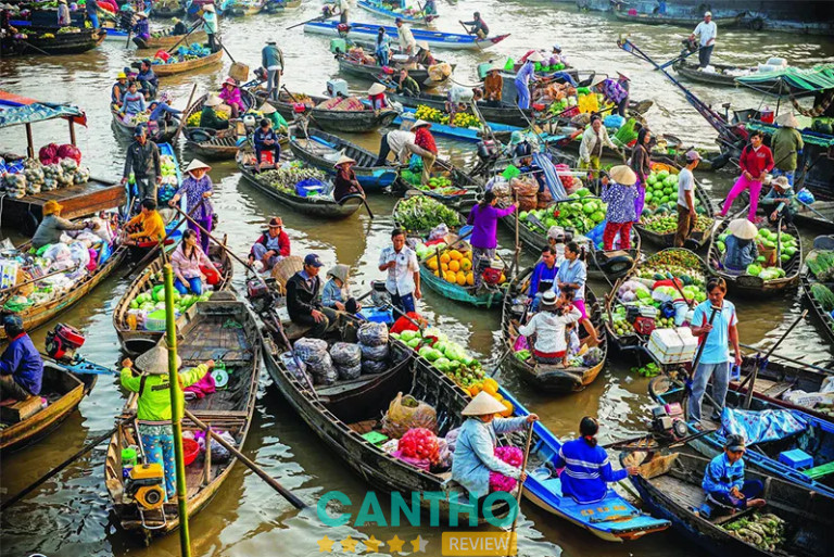 Buổi sáng nhộn nhịp, đầy màu sắc trên chợ nổi Phong Điền