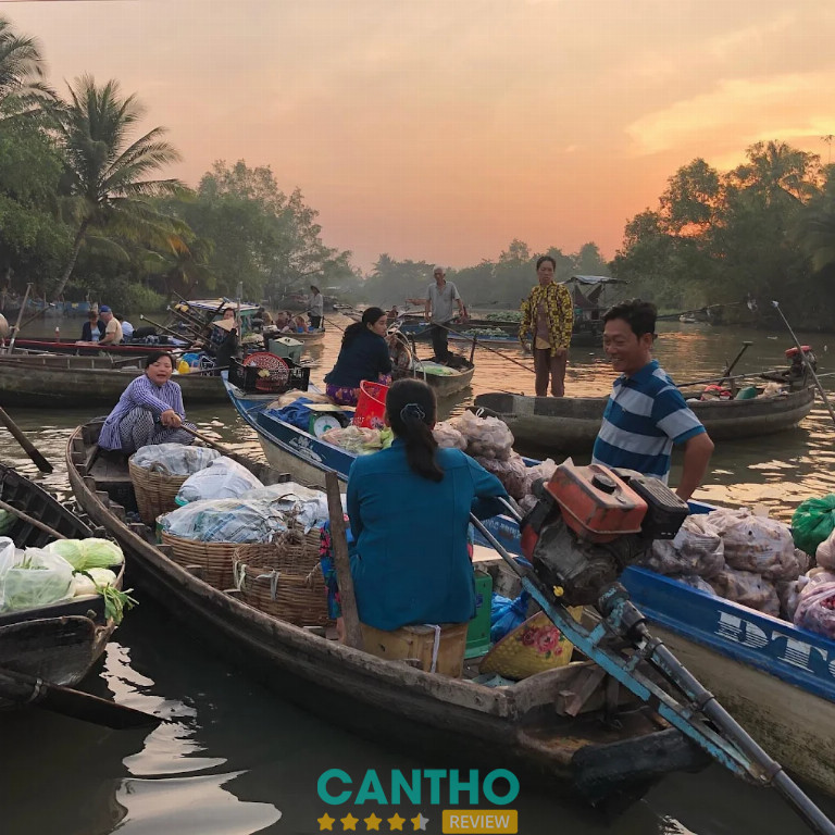 Chợ nổi Phong Điền có nhiều loại rau củ quả được trao đổi mỗi sáng