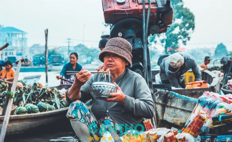 Thưởng thức bữa sáng tại Chợ nổi Phong Điền