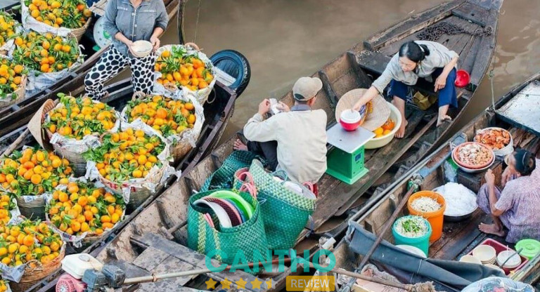 Ghe chở hàng trên Chợ nổi Phong Điền