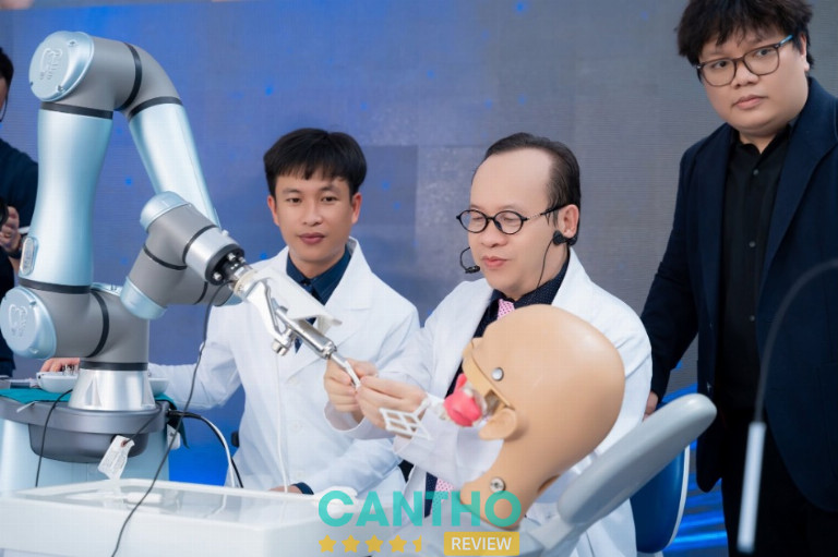 TS.BS Võ Văn Nhân trình diễn quy trình cấy ghép Implant bằng Robot cấy ghép Implant và phục hình răng tức thì trên mẫu hàm, hoàn tất chỉ trong 1 giờ ngay tại sự kiện