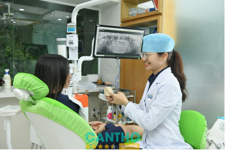 Bác sĩ trực tiếp giải thích phác đồ điều trị dựa trên hình ảnh chụp phim trước khi tiến hành cấy ghép