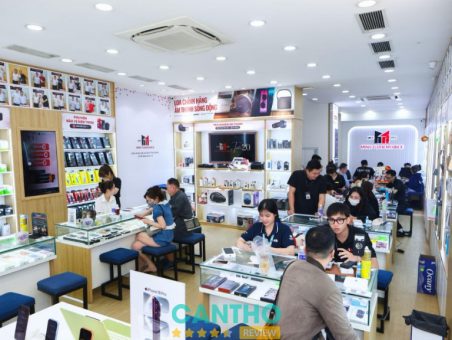 khu trưng bày các dòng iPhone chính hãng bên trong cửa hàng Minh Tuấn Mobile tại Cần Thơ